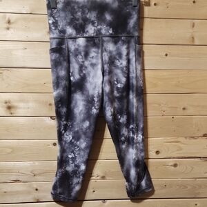 Athleta Salutation Capris Size Small